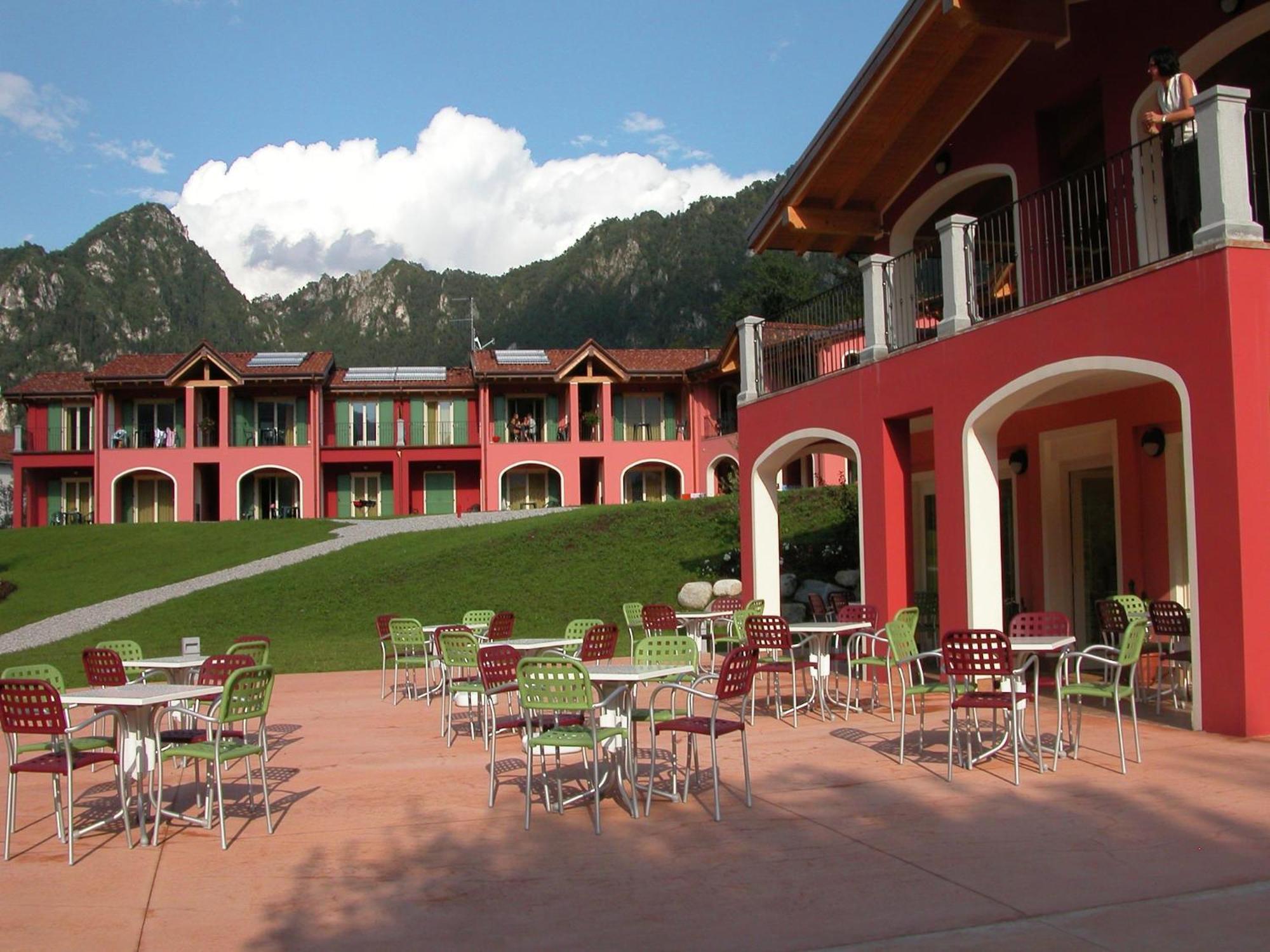 Spacious Apartment In Idro With Shared Pool Crone Bagian luar foto