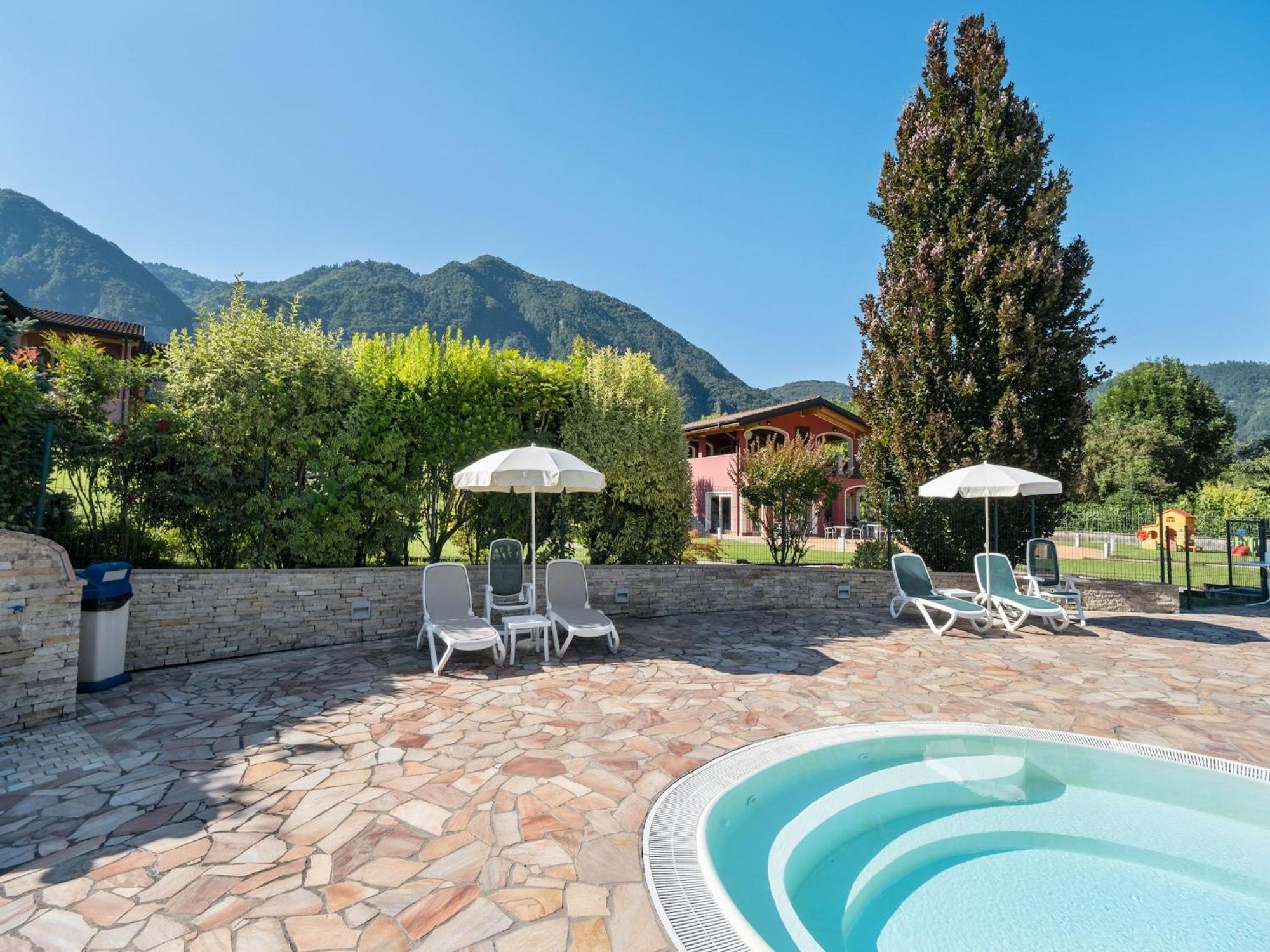 Spacious Apartment In Idro With Shared Pool Crone Bagian luar foto