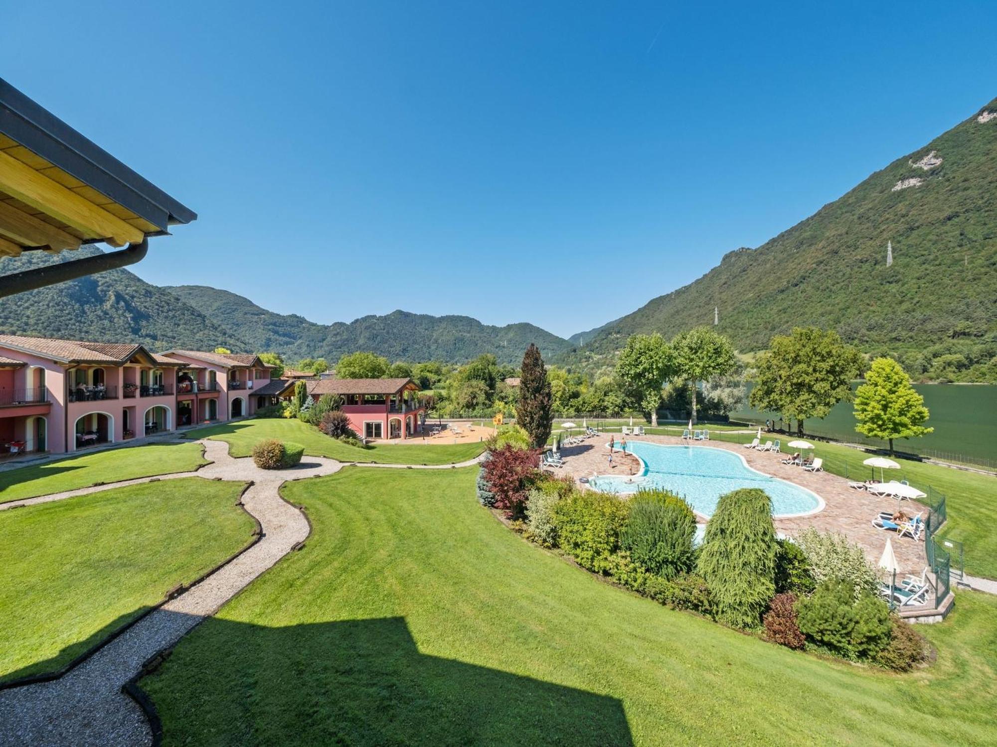 Spacious Apartment In Idro With Shared Pool Crone Bagian luar foto