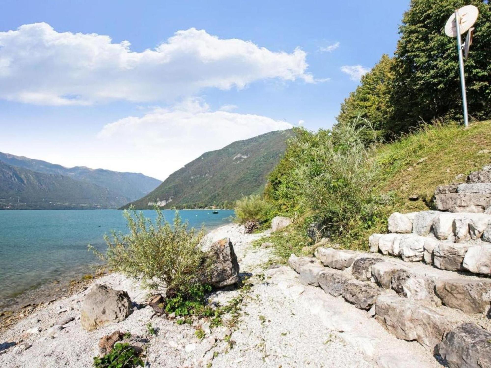 Spacious Apartment In Idro With Shared Pool Crone Bagian luar foto